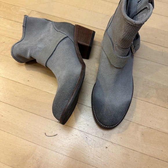 Donald J. Pliner Willow OL grey bootie, 7.5. CB2169 - Picture 2 of 7